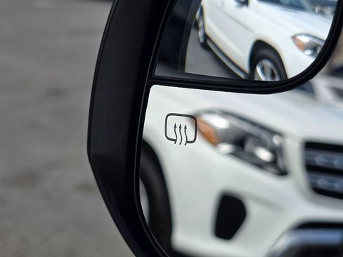 Used 2019 Toyota Sienna LE w/ Carpet Mat Package image 27