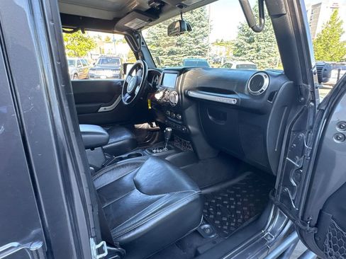 Used 2017 Jeep Wrangler Unlimited Rubicon w/ Connectivity Group AWD/4WD image 16