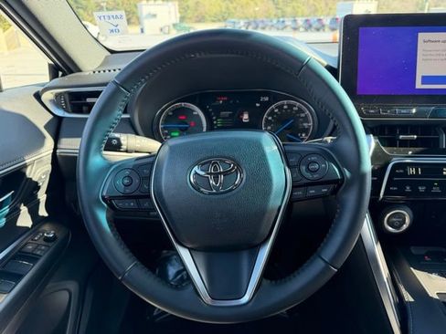 Certified 2023 Toyota Venza Nightshade image 17