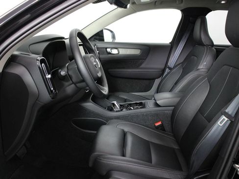 Certified 2025 Volvo XC40 B5 Plus AWD/4WD image 31