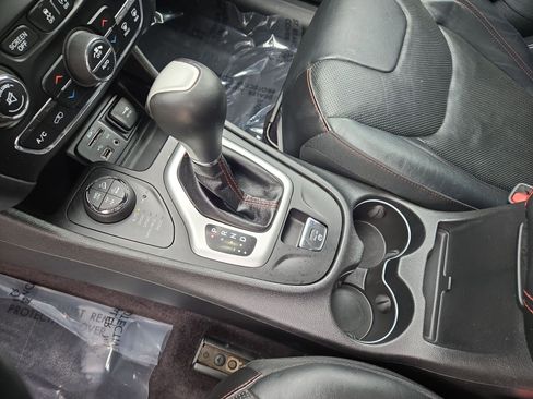 Used 2017 Jeep Cherokee Trailhawk image 24