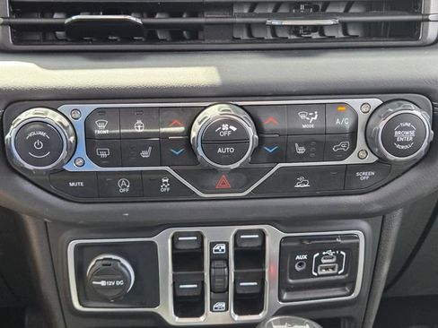 Used 2025 Jeep Wrangler Unlimited Sahara AWD/4WD image 27