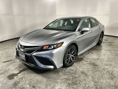 Used 2022 Toyota Camry SE image 4