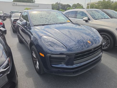 Used 2022 Porsche Macan AWD/4WD image 1