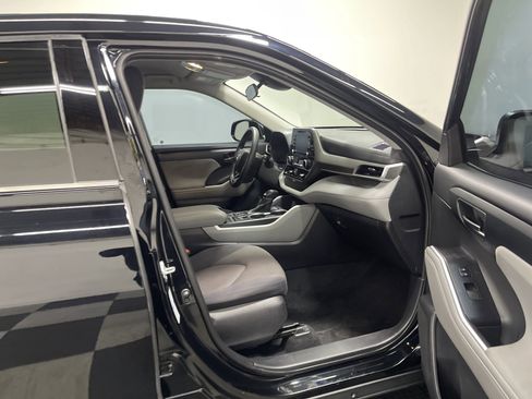 Used 2021 Toyota Highlander L image 26