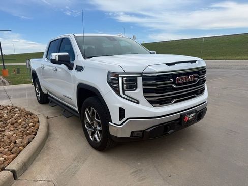 Used 2024 GMC Sierra 1500 SLT image 4
