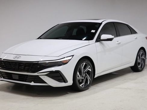 Used 2024 Hyundai Elantra Limited FWD image 3