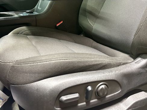 Used 2023 Chevrolet Traverse LT image 18