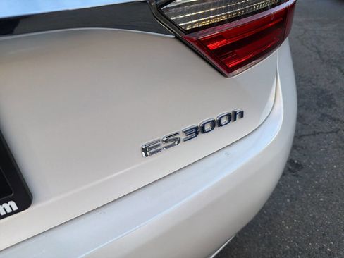 Used 2017 Lexus ES 300h w/ Luxury Package image 5