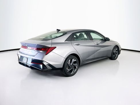 Used 2025 Hyundai Elantra SEL FWD image 9