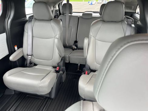Used 2025 Toyota Sienna XLE w/ XLE Plus Package FWD image 15