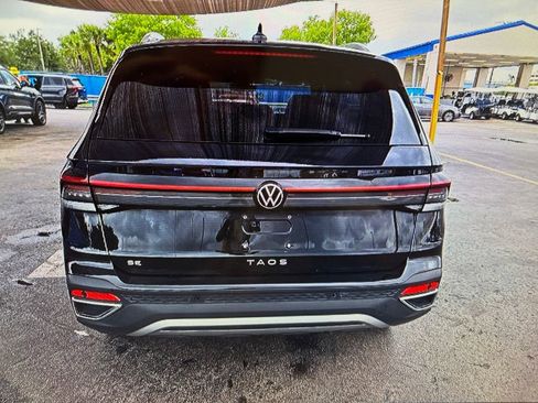 Used 2025 Volkswagen Taos SE FWD image 8