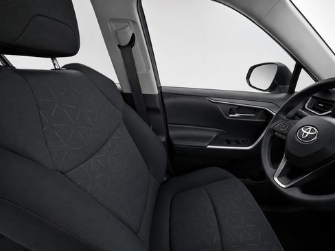 Used 2021 Toyota RAV4 XLE w/ Convenience Package FWD image 16