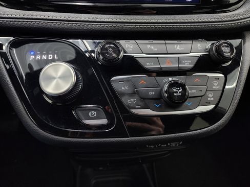 Used 2024 Chrysler Pacifica Limited image 49