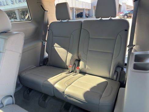 Used 2023 GMC Acadia SLT image 32