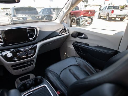 Used 2022 Chrysler Pacifica Touring-L image 25