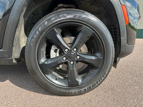 Used 2024 Jeep Grand Cherokee Altitude AWD/4WD image 39