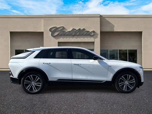 Certified 2024 Cadillac Lyriq Luxury AWD/4WD image 2