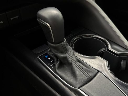 Used 2020 Toyota Camry SE w/ Convenience Package FWD image 18