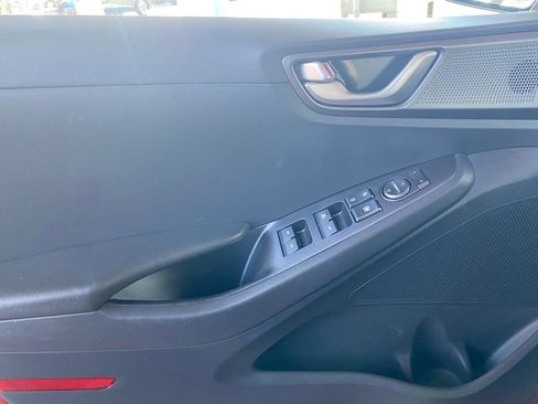 Used 2020 Hyundai Ioniq SE FWD image 31
