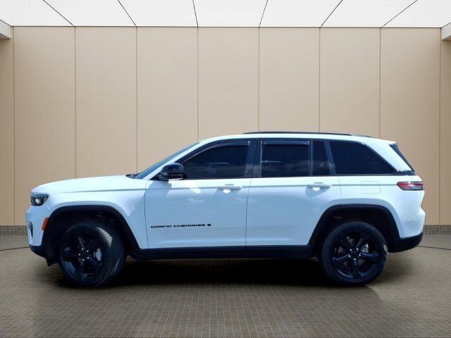 Used 2024 Jeep Grand Cherokee Limited w/ Luxury Tech Group II AWD/4WD image 11