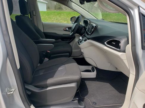 Used 2023 Chrysler Voyager LX FWD image 17