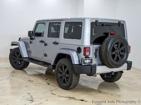 Used 2015 Jeep Wrangler Unlimited Sahara w/ Dual Top Group AWD/4WD image 10