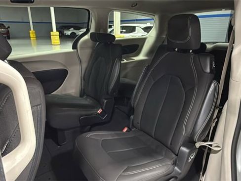 Used 2022 Chrysler Voyager LX image 13