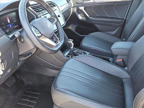 Used 2024 Volkswagen Tiguan SE image 15
