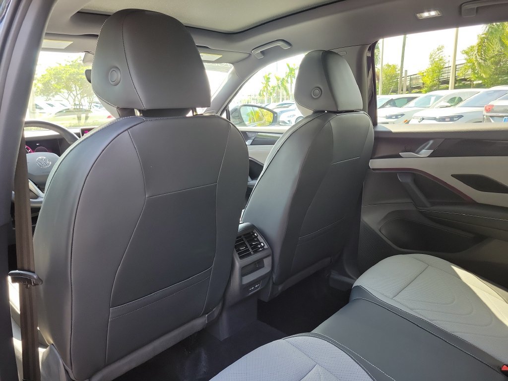 Certified 2026 Volkswagen Tiguan SE R-Line FWD image 11