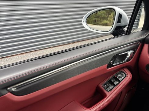 Certified 2025 Porsche Macan GTS AWD/4WD image 25