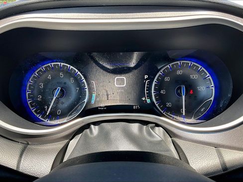 Used 2023 Chrysler Pacifica Touring-L FWD image 12