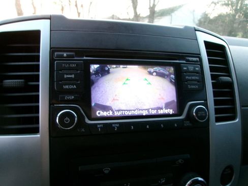 Used 2018 Nissan Frontier SV image 2