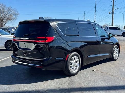 Used 2024 Chrysler Pacifica Touring-L image 5