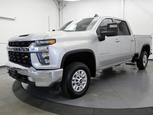 Used 2022 Chevrolet Silverado 2500 LT w/ Convenience Package AWD/4WD image 3