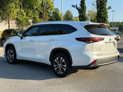 Used 2024 Toyota Highlander XLE FWD image 5