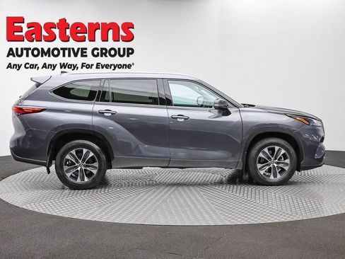 Used 2022 Toyota Highlander XLE AWD/4WD image 4