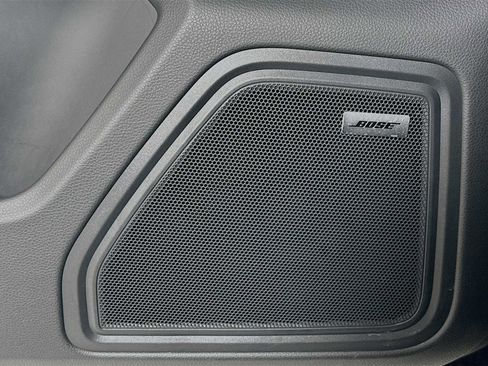 Certified 2025 Porsche Macan image 12