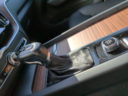 Used 2021 Volvo XC60 T5 Momentum image 25