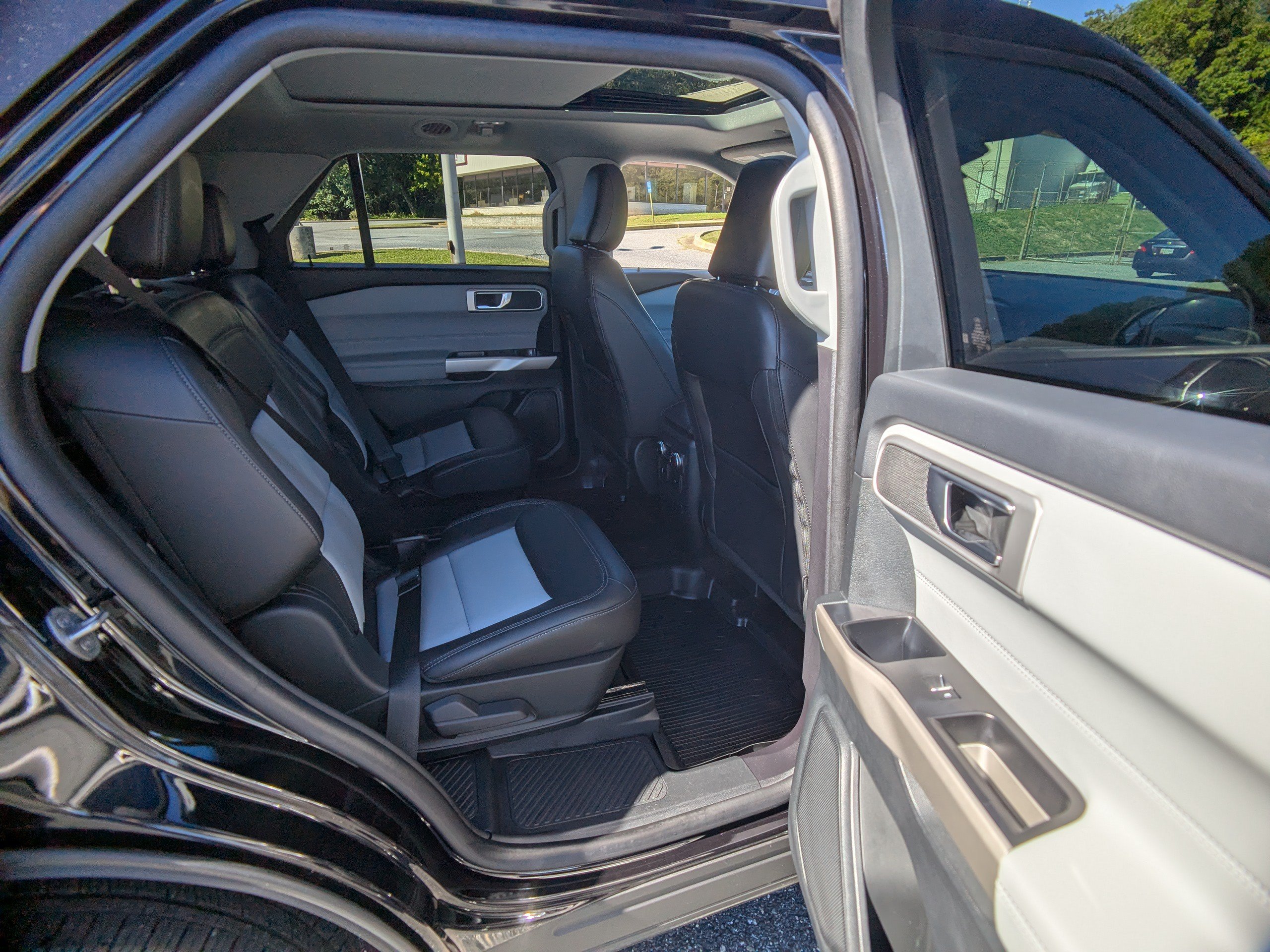 Used 2023 Ford Explorer XLT w/ Equipment Group 202A AWD/4WD image 13