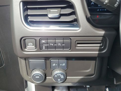 Used 2023 Chevrolet Suburban LT RWD image 25