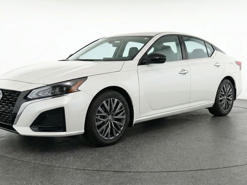 Used 2025 Nissan Altima 2.5 SV image 3