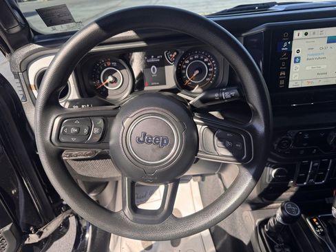 Used 2025 Jeep Gladiator Sport image 2