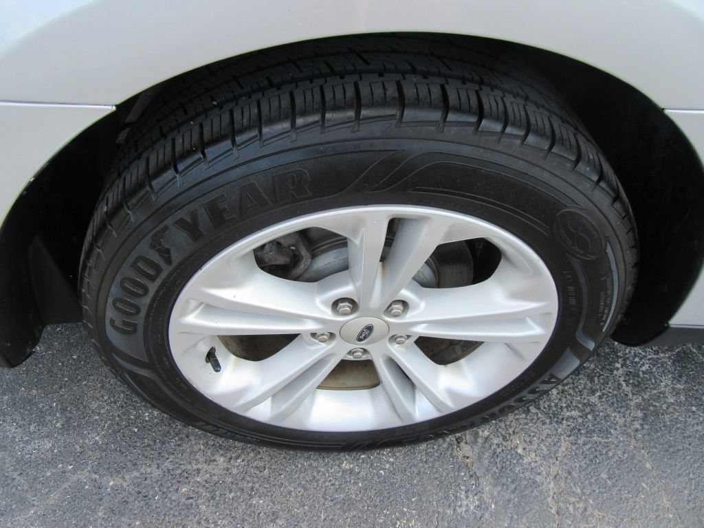 Used 2018 Ford Taurus SE FWD image 5