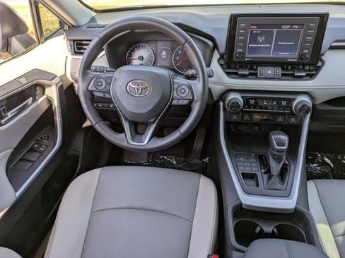 Used 2021 Toyota RAV4 XLE Premium image 18