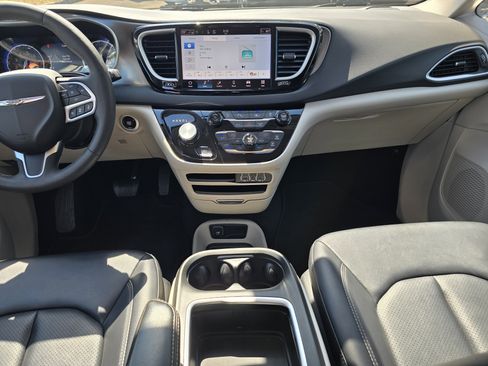 Used 2024 Chrysler Pacifica Touring-L FWD image 15