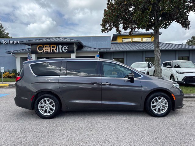 Used 2023 Chrysler Pacifica Touring-L FWD image 8