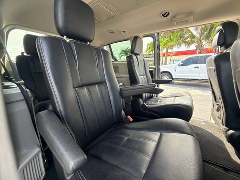 Used 2016 Chrysler Town & Country Touring FWD image 14