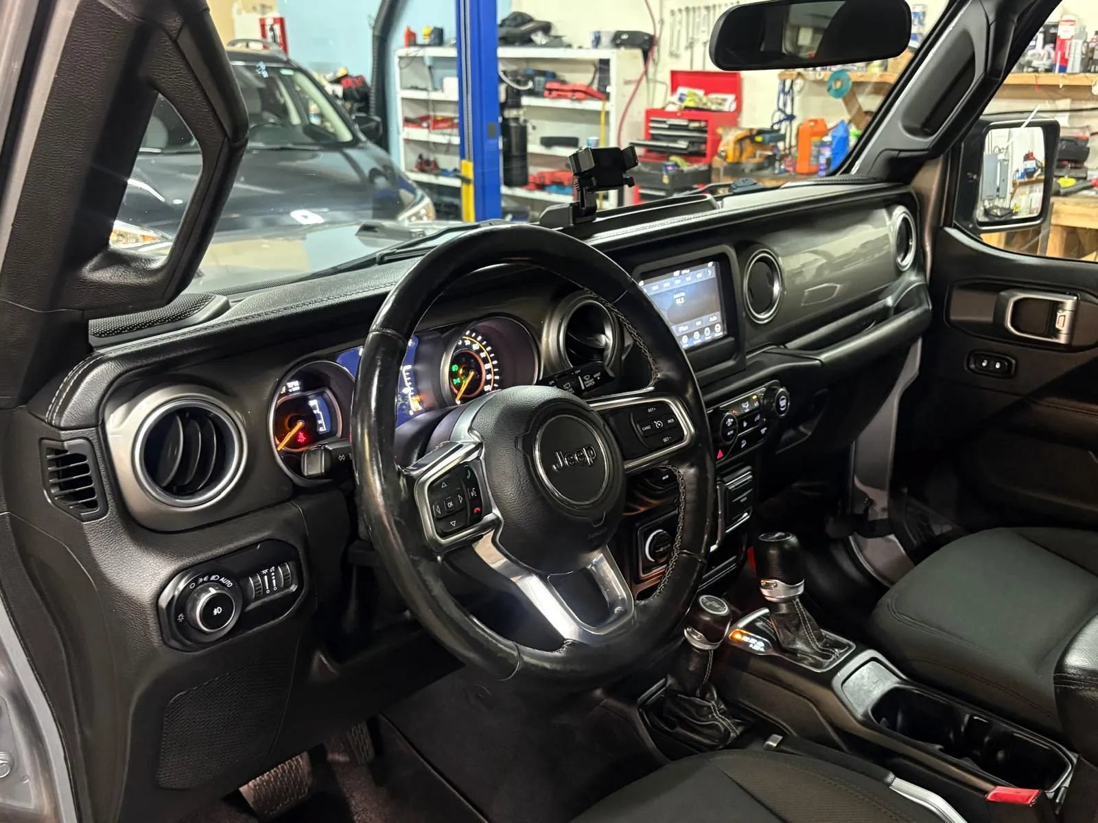 Used 2018 Jeep Wrangler Unlimited Sahara w/ Dual Top Group AWD/4WD image 16