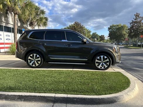Used 2022 Kia Telluride EX w/ EX Premium Package FWD image 3